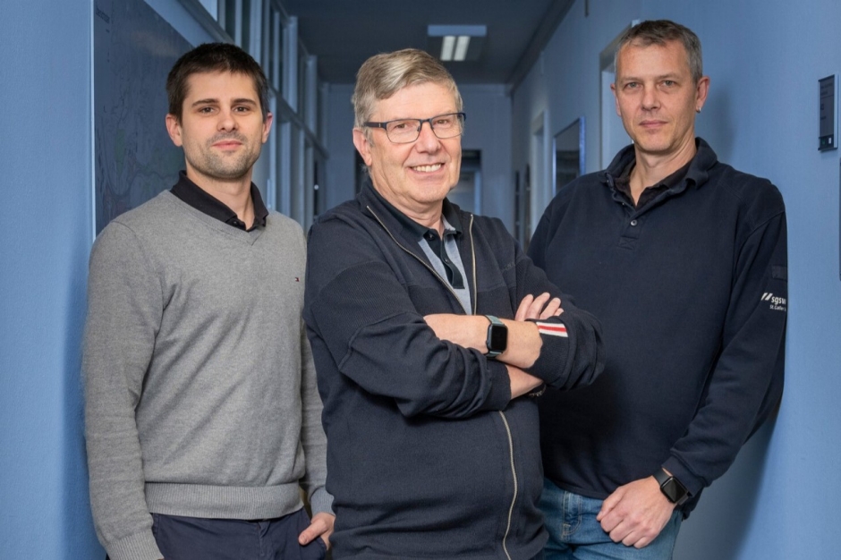 Silvan Müller, Fachmitarbeiter Lastmanagement, Peter Härtsch, Leiter Netz- und Produktionsplanung, und Philipp Aeby, Fachmitarbeiter Netzsimulation, haben vom Prozessleitsystem der Fernwärmezentralen einen sogenannten digitalen Zwilling erstellt. 